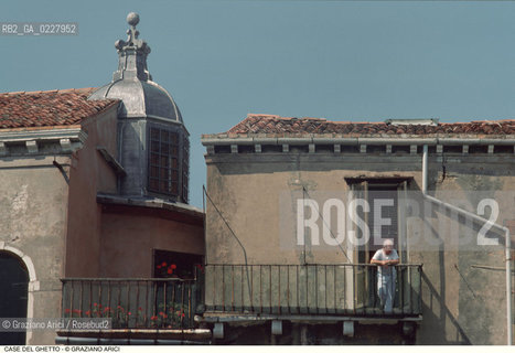 Caption: Nome:..SCUOLA ITALIANA : ESTERNO  ( CUPOLA SOPRA LA BIMA )  ....Localizzazione:..VENEZIA / CANNAREGIO / CAMPO DEL GHETTO NOVO  SINAGOGA / SCUOLA ITALIANA..VENICE / CANNAREGIO / CAMPO GHETTO NOVO  SYNAGOGUE  / SCUOLA ITALIANA   ..Soggetto:..CUPOLA SOPRA LA BIMA  ..CUPOLA OVER THE BIMA   ..Cronologia:..SEC. XVI ULTIMO QUARTO /1575  ..XVIth CENTURY / 1575  ..Autore:......Stile:......Editori Stampatori:......Committenza:......Materia e Tecnica:......Collocazione:......Note:......Riproduzione Fotografica:..Graziano Arici/Rosebud2  ....Copyright:..Graziano Arici/Rosebud2/  ....Data:..1994....Costo:..A....Key:..CHIESA  ESTERNI   ..CHURCH  EXTERIORS