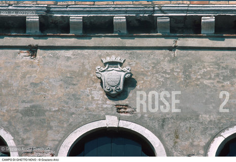 Caption: Nome:..SCUOLA ITALIANA : FACCIATA, SOPRA IL FINESTRATO STEMMA CON ISCRIZIONE IN RICORDO DELLA FINE DELLA COSTRUZIONE NEL 1575   ....Localizzazione:..VENEZIA / CANNAREGIO / CAMPO DEL GHETTO NOVO  SINAGOGA / SCUOLA ITALIANA..VENICE / CANNAREGIO / CAMPO GHETTO NOVO  SYNAGOGUE  / SCUOLA ITALIANA   ..Soggetto:..FACCIATA, SOPRA IL FINESTRATO STEMMA CON ISCRIZIONE IN RICORDO DELLA FINE DELLA COSTRUZIONE NEL 1575..FACADE, ABOVE THE WINDOWS  PLAQUE  WITH  INSCRIPTION IN MEMORY OF THE  END OF BUILDING IN 1575   ..Cronologia:..SEC. XVI ULTIMO QUARTO /1575  ..XVIth CENTURY / 1575  ..Autore:......Stile:......Editori Stampatori:......Committenza:......Materia e Tecnica:......Collocazione:......Note:......Riproduzione Fotografica:..Graziano Arici/Rosebud2  ....Copyright:..Graziano Arici/Rosebud2/  ....Data:..1994....Costo:..A....Key:..CHIESA  ESTERNI   ..CHURCH  EXTERIORS