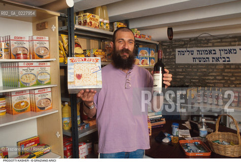 Caption: Nome:..PRODOTTI KASHER  ....Localizzazione:.. VENEZIA / CANNAREGIO / GHETTO  ..VENICE / CANNAREGIO  / GHETTO   ..Soggetto:..PRODOTTI KASHER  ..KASHER PRODUCT   ..Cronologia:......Autore:......Stile:......Editori Stampatori:......Committenza:......Materia e Tecnica:......Collocazione:......Note:......Riproduzione Fotografica:..Graziano Arici/Rosebud2  ....Copyright:..Graziano Arici/Rosebud2/  ....Data:..1994....Costo:..A....Key:..GASTRONOMIA  ..GASTRONOMY