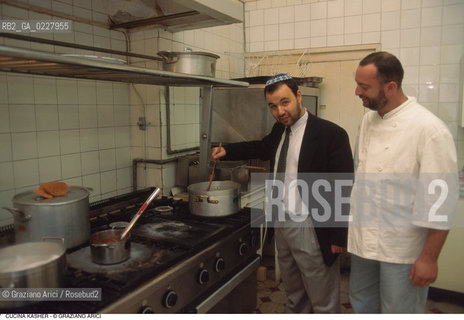 Caption: Nome:..CUCINA KASHER : IL CONTROLLO DEL RABBINO ROBERTO DELLA ROCCA  ....Localizzazione:.. VENEZIA / CANNAREGIO / GHETTO  ..VENICE / CANNAREGIO  / GHETTO   ..Soggetto:..CUCINA KASHER / CIBO / IL CONTROLLO DEL RABBINO ROBERTO DELLA ROCCA  ..KASHER COOKING / FOOD / RABBI CONTROL   ..Cronologia:......Autore:......Stile:......Editori Stampatori:......Committenza:......Materia e Tecnica:......Collocazione:......Note:......Riproduzione Fotografica:..Graziano Arici/Rosebud2  ....Copyright:..Graziano Arici/Rosebud2/  ....Data:..1994....Costo:..A....Key:..GASTRONOMIA  ..GASTRONOMY