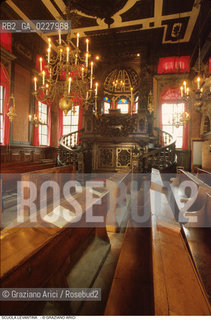 Caption: Nome:..SCUOLA LEVANTINA : INTERNO VERSO LA BIMÀ..   ..Localizzazione:..VENEZIA / CANNAREGIO / GHETTO VECCHIO / SCUOLA LEVANTINA  ..VENICE /  CANNAREGIO / GHETTO VECCHIO  /  SCUOLA LEVANTINA  ..Soggetto:..INTERNO VERSO LA BIMÀ / ARREDI LIGNEI  ..INTERIOR TOWARDS BIMAH / WOODEN FURNITURE  ..Cronologia:..SEC. XVI / SECONDO QUARTO / 1538 (?) / COMPLETAMENTE RIEDIFICATA NEL SEC. XVII METÀ  ..SEC. XVI / 1538 (?) /COMPLETELY REBUILT IN THE XVII CENTURY    ..Autore:..LONGHENA BALDASSARRE / MANIERA  ..LONGHENA BALDASSARRE / STYLE  ..Stile:..BAROCCO ..BAROQUE  ..Editori Stampatori:......Committenza:......Materia e Tecnica:......Collocazione:......Note:......Riproduzione Fotografica:  ..Graziano Arici/Rosebud2 ....Copyright:..Graziano Arici/Rosebud2/....Data:..1994 ....Costo:..A....Key:..CHIESA  ..CHURCH