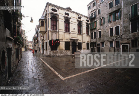 Nome:..CAMPIELLO DELLE SCUOLE : SCUOLA LEVANTINA..    ..Localizzazione:..VENEZIA / CANNAREGIO / GHETTO VECCHIO / SCUOLA LEVANTINA  ..VENICE /  CANNAREGIO / GHETTO VECCHIO  /  SCUOLA LEVANTINA  ..Soggetto:..FACCIATA / POZZO  ..FACADE / WELL  ..Cronologia:..SEC. XVI / SECONDO QUARTO / 1538 (?) / COMPLETAMENTE RIEDIFICATA NEL SEC. XVII METÀ  ..SEC. XVI / 1538 (?) /COMPLETELY REBUILT IN THE XVII CENTURY   ..Autore:..LONGHENA BALDASSARRE / MANIERA  ..LONGHENA BALDASSARRE / STYLE  ..Stile:..BAROCCO ..BAROQUE  ..Editori Stampatori:......Committenza:......Materia e Tecnica:......Collocazione:......Note:......Riproduzione Fotografica:  ..Graziano Arici/Rosebud2 ....Copyright:..Graziano Arici/Rosebud2/....Data:..1994 ....Costo:..A....Key:..CHIESA  VITA  ..CHURCH  LIVING   ..