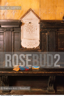 Caption: Nome:..SCUOLA LEVANTINA : CASSETTA PER OFFERTE NELLATRIO..   ..Localizzazione:..VENEZIA / CANNAREGIO / GHETTO VECCHIO / SCUOLA LEVANTINA  ..VENICE /  CANNAREGIO / GHETTO VECCHIO  /  SCUOLA LEVANTINA  ..Soggetto:..CASSETTA PER OFFERTE NELLATRIO ..OFFERTORY BOX IN THE ENTRANCE  ..Cronologia:..SECC. XVII/ XVIII FINE/INIZIO..XVIIth/ XVIIIth CENTURY  ..Autore:......Stile:..BAROCCO..BAROQUE  ..Editori Stampatori:......Committenza:......Materia e Tecnica:..PIETRA DISTRIA SCOLPITA  ..CARVED ISTRIAN STONE  ..Collocazione:......Note:......Riproduzione Fotografica:  ..Graziano Arici/Rosebud2 ....Copyright:..Graziano Arici/Rosebud2/....Data:..1994 ....Costo:..A....Key:..CHIESA  ..CHURCH