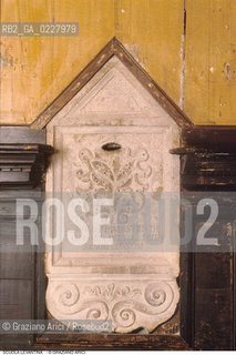 Caption: Nome:..SCUOLA LEVANTINA : CASSETTA PER OFFERTE NELLATRIO..   ..Localizzazione:..VENEZIA / CANNAREGIO / GHETTO VECCHIO / SCUOLA LEVANTINA  ..VENICE /  CANNAREGIO / GHETTO VECCHIO  /  SCUOLA LEVANTINA  ..Soggetto:..CASSETTA PER OFFERTE NELLATRIO ..OFFERTORY BOX IN THE ENTRANCE  ..Cronologia:..SECC. XVII/ XVIII FINE/INIZIO..XVIIth/ XVIIIth CENTURY  ..Autore:......Stile:..BAROCCO..BAROQUE  ..Editori Stampatori:......Committenza:......Materia e Tecnica:..PIETRA DISTRIA SCOLPITA  ..CARVED ISTRIAN STONE  ..Collocazione:......Note:......Riproduzione Fotografica:  ..Graziano Arici/Rosebud2 ....Copyright:..Graziano Arici/Rosebud2/....Data:..1994 ....Costo:..A....Key:..CHIESA  ..CHURCH