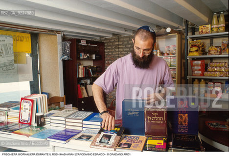 Caption: Nome:..LIBRERIA EBRAICA ..     ..Localizzazione:..VENEZIA / CANNAREGIO / GHETTO NUOVO..VENICE /  CANNAREGIO / GHETTO     ..Soggetto:..LIBRI..Cronologia:..  ....Autore:......Stile:......Editori Stampatori:......Committenza:......Materia e Tecnica:......Collocazione:......Note:......Riproduzione Fotografica:  ..Graziano Arici/Rosebud2 ....Copyright:..Graziano Arici/Rosebud2/....Data:..1994 ....Costo:..A....Key:..RITI..RITES