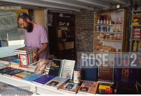 Caption: Nome:..GHETTO NOVO : LIBRERIA EBRAICA....Localizzazione:..VENEZIA / CANNAREGIO / GHETTO NUOVO  ..VENICE / CANNAREGIO  / GHETTO NUOVO  ..Soggetto:..LIBRI..Cronologia:......Autore:......Stile:......Editori Stampatori:......Committenza:......Materia e Tecnica:......Collocazione:......Note:......Riproduzione Fotografica:..Graziano Arici/Rosebud2  ....Copyright:..Graziano Arici/Rosebud2/  ....Data:..1994....Costo:..A....Key:..GHETTO NOVO