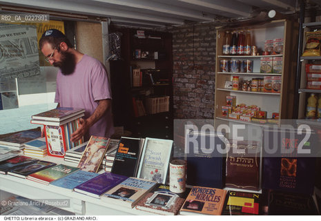 Nome:..GHETTO NUOVO : LIBRERIA..     ..Localizzazione:..VENEZIA / CANNAREGIO / GHETTO  ..VENICE / CANNAREGIO  / GHETTO     ..Soggetto:..RELIGIONE EBRAICA / LIBRERIA / LIBRI  ..JEWISH RELIGION / BOOK-SHOP  ..Cronologia:..  ....Autore:......Stile:......Editori Stampatori:......Committenza:......Materia e Tecnica:......Collocazione:......Note:......Riproduzione Fotografica:  ..Graziano Arici/Rosebud2 ....Copyright:..Graziano Arici/Rosebud2/....Data:..1994 ....Costo:..A....Key:..GHETTO NUOVO VITA  ..LIVING      ..