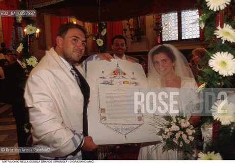 Caption: Nome:..SCUOLA GRANDE SPAGNOLA :  MATRIMONIO..     ..Localizzazione:..VENEZIA / CANNAREGIO / GHETTO  ..VENICE / CANNAREGIO  / GHETTO    ..Soggetto:..MATRIMONIO  ..WEDDING  ..Cronologia:..  ....Autore:......Stile:......Editori Stampatori:......Committenza:......Materia e Tecnica:......Collocazione:......Note:..GLI SPOSI  MOSTRANO LA KETUBBA’  ....Riproduzione Fotografica:  ..Graziano Arici/Rosebud2 ....Copyright:..Graziano Arici/Rosebud2/....Data:..1994 ....Costo:..A....Key:..RITI  ..RITES