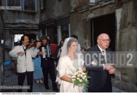 Caption: Nome:..MATRIMONIO..  ..Localizzazione:..VENEZIA / CANNAREGIO / GHETTO..VENICE / CANNAREGIO  / GHETTO  ..Soggetto:..MATRIMONIO..WEDDING..Cronologia:..  ....Autore:......Stile:......Editori Stampatori:......Committenza:......Materia e Tecnica:......Collocazione:......Note:......Riproduzione Fotografica:  ..Graziano Arici/Rosebud2 ....Copyright:..Graziano Arici/Rosebud2/....Data:..1994 ....Costo:..A....Key:..RITI  ..RITES