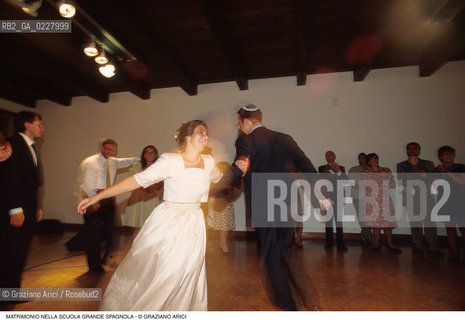 Caption: Nome:..MATRIMONIO.. ..Localizzazione:..VENEZIA / CANNAREGIO / GHETTO BALLO..VENICE / CANNAREGIO  / GHETTO  ..Soggetto:..MATRIMONIO..WEDDING..Cronologia:..  ....Autore:......Stile:......Editori Stampatori:......Committenza:......Materia e Tecnica:......Collocazione:......Note:......Riproduzione Fotografica:  ..Graziano Arici/Rosebud2 ....Copyright:..Graziano Arici/Rosebud2/....Data:..1994 ....Costo:..A....Key:..RITI  ..RITES