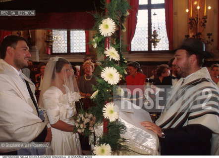 Caption: Nome:..SCUOLA GRANDE SPAGNOLA :  MATRIMONIO..    ..Localizzazione:..VENEZIA / CANNAREGIO / GHETTO..VENICE / CANNAREGIO  / GHETTO  ..Soggetto:..MATRIMONIO..WEDDING..Cronologia:..  ....Autore:......Stile:......Editori Stampatori:......Committenza:......Materia e Tecnica:......Collocazione:......Note:......Riproduzione Fotografica:  ..Graziano Arici/Rosebud2 ....Copyright:..Graziano Arici/Rosebud2/....Data:..1994 ....Costo:..A....Key:..RITI..RITES