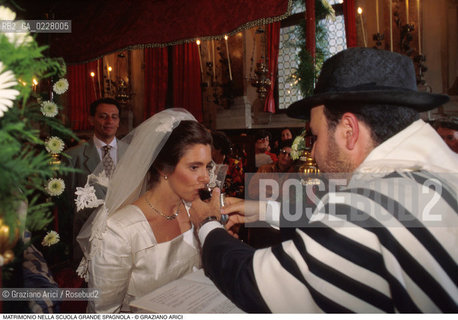 Caption: Nome:..SCUOLA GRANDE SPAGNOLA :  MATRIMONIO..    ..Localizzazione:..VENEZIA / CANNAREGIO / GHETTO..VENICE / CANNAREGIO  / GHETTO  ..Soggetto:..MATRIMONIO..WEDDING..Cronologia:..  ....Autore:......Stile:......Editori Stampatori:......Committenza:......Materia e Tecnica:......Collocazione:......Note:......Riproduzione Fotografica:  ..Graziano Arici/Rosebud2 ....Copyright:..Graziano Arici/Rosebud2/....Data:..1994 ....Costo:..A....Key:..RITI..RITES