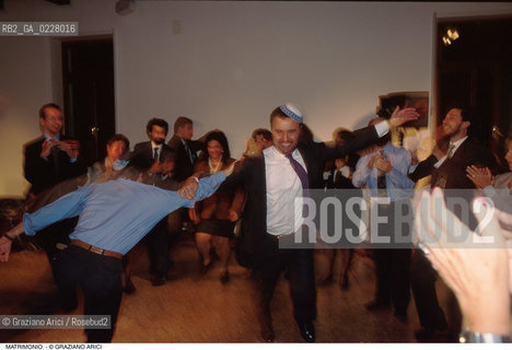 Caption: Nome:..MATRIMONIO.. ..Localizzazione:..VENEZIA / CANNAREGIO / GHETTO..VENICE / CANNAREGIO  / GHETTO  ..Soggetto:..MATRIMONIO BALLO..WEDDING..Cronologia:..  ....Autore:......Stile:......Editori Stampatori:......Committenza:......Materia e Tecnica:......Collocazione:......Note:......Riproduzione Fotografica:  ..Graziano Arici/Rosebud2 ....Copyright:..Graziano Arici/Rosebud2/....Data:..1994 ....Costo:..A....Key:..RITI  ..RITES