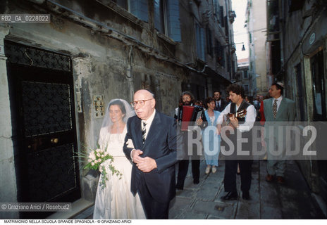 Caption: Nome:..SCUOLA GRANDE SPAGNOLA :  MATRIMONIO..     ..Localizzazione:..VENEZIA / CANNAREGIO / GHETTO  ..VENICE / CANNAREGIO  / GHETTO    ..Soggetto:..MATRIMONIO  ..WEDDING  ..Cronologia:..  ....Autore:......Stile:......Editori Stampatori:......Committenza:......Materia e Tecnica:......Collocazione:......Note:......Riproduzione Fotografica:  ..Graziano Arici/Rosebud2 ....Copyright:..Graziano Arici/Rosebud2/....Data:..1994 ....Costo:..A....Key:..RITI  ..RITES