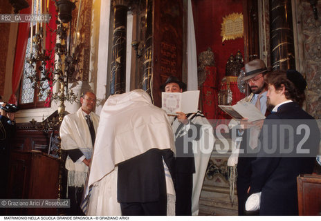 Caption: Nome:..MATRIMONIO..  ..Localizzazione:..VENEZIA / CANNAREGIO / GHETTO..VENICE / CANNAREGIO  / GHETTO  ..Soggetto:..MATRIMONIO..WEDDING..Cronologia:..  ....Autore:......Stile:......Editori Stampatori:......Committenza:......Materia e Tecnica:......Collocazione:......Note:......Riproduzione Fotografica:  ..Graziano Arici/Rosebud2 ....Copyright:..Graziano Arici/Rosebud2/....Data:..1994 ....Costo:..A....Key:..RITI  ..RITES