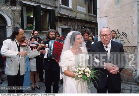 Caption: Nome:..SCUOLA GRANDE SPAGNOLA :  MATRIMONIO..     ..Localizzazione:..VENEZIA / CANNAREGIO / GHETTO  ..VENICE / CANNAREGIO  / GHETTO    ..Soggetto:..MATRIMONIO  ..WEDDING  ..Cronologia:..  ....Autore:......Stile:......Editori Stampatori:......Committenza:......Materia e Tecnica:......Collocazione:......Note:......Riproduzione Fotografica:  ..Graziano Arici/Rosebud2 ....Copyright:..Graziano Arici/Rosebud2/....Data:..1994 ....Costo:..A....Key:..RITI  ..RITES