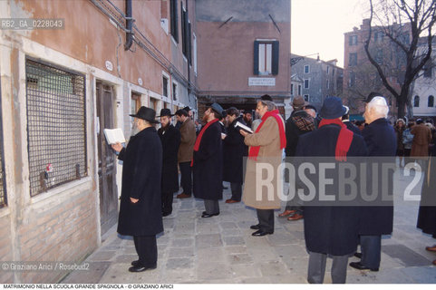 Caption: Nome:..MATRIMONIO PRTEGHIERA.. ..Localizzazione:..VENEZIA / CANNAREGIO / GHETTO NUOVO..VENICE / CANNAREGIO  / GHETTO  ..Soggetto:..MATRIMONIO..WEDDING..Cronologia:..  ....Autore:......Stile:......Editori Stampatori:......Committenza:......Materia e Tecnica:......Collocazione:......Note:..MATRIMONIO ORTODOSSO  ....Riproduzione Fotografica:  ..Graziano Arici/Rosebud2 ....Copyright:..Graziano Arici/Rosebud2/....Data:..1994 ....Costo:..A....Key:..RITI..RITES