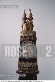 Nome:..MUSEO DI ARTE EBRAICA : ATARÀ (CORONA), RIMMONIN (PUNTALI), MEIL (MANTO) - (ADDOBBI DI UN ROTOLO DELLA LEGGE)..     ..Localizzazione:..VENEZIA / CANNAREGIO / CAMPO DEL GHETTO NOVO 2902/B / MUSEO DI ARTE EBRAICA  ..VENICE / CANNAREGIO / CAMPO GHETTO NOVO  2902/B / THE MUSEUM OF JEWISH ART     ..Soggetto:..ATARÀ (CORONA) / RIMMONIN (PUNTALI) / MEIL (MANTO)  / (ADDOBBI DI UN ROTOLO DELLA LEGGE)  ..ATARAH (CROWN) / RIMMONIM (BELL CAPS) / MEIL (MANTLE) / (DECORATION FOR THE SCROLL OF THE TORAH)   ..Cronologia:..SEC.XIX  ..XIXth CENTURY    ..Autore:......Stile:......Editori Stampatori:......Committenza:......Materia e Tecnica:..ARGENTO DORATO / ARGENTO DORATO / VELLUTO  ..SILVER GILT / SILVER GILT  / VELVET   ..Collocazione:......Note:......Riproduzione Fotografica:  ..Graziano Arici/Rosebud2 ....Copyright:..Graziano Arici/Rosebud2/....Data:..1994 ....Costo:..A....Key:..MUSEI  OGGETTI   ..MUSEUMS  OBJECTS ..