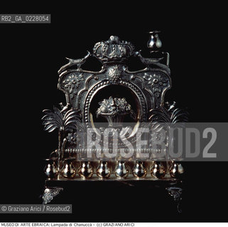 Nome:..MUSEO DI ARTE EBRAICA : LAMPADA DI CHANUCCÀ (CHANUKKAH)..     ..Localizzazione:..VENEZIA / CANNAREGIO / CAMPO DEL GHETTO NOVO 2902/B / MUSEO DI ARTE EBRAICA  ..VENICE / CANNAREGIO / CAMPO GHETTO NOVO  2902/B / THE MUSEUM OF JEWISH ART     ..Soggetto:..LAMPADA DI CHANUCCÀ (CHANUKKAH)  ..HANUKAH LAMP  ..Cronologia:..SEC.XVIII TERZO QUARTO / 1750 ca. ..XVIIIth CENTURY / 1750 about   ..Autore:......Stile:......Editori Stampatori:......Committenza:......Materia e Tecnica:..ARGENTO   ..SILVER   ..Collocazione:......Note:..DONATA DA GIORGIO E ALIX LEVI  ..DONATED BY  GIORGIO E ALIX LEVI  ..Riproduzione Fotografica:  ..Graziano Arici/Rosebud2 ....Copyright:..Graziano Arici/Rosebud2/....Data:..1994 ....Costo:..A....Key:..MUSEI  OGGETTI   RITI  ..MUSEUMS  OBJECTS  RITES..