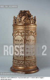 Nome:..MUSEO DI ARTE EBRAICA : TIQ (CUSTODIA PER IL ROTOLO DELLA LEGGE)..    ..Localizzazione:..VENEZIA / CANNAREGIO / CAMPO DEL GHETTO NOVO 2902/B / MUSEO DI ARTE EBRAICA  ..VENICE / CANNAREGIO / CAMPO GHETTO NOVO  2902/B / THE MUSEUM OF JEWISH ART     ..Soggetto:..TIQ (CUSTODIA PER IL ROTOLO DELLA LEGGE)  ..TIK (CYLINDRICAL CASE FOR THE TORAH)  ..Cronologia:..SEC.XVIII  ..XVIIIth CENTURY     ..Autore:......Stile:......Editori Stampatori:......Committenza:......Materia e Tecnica:..LEGNO DORATO ..GILDED WOOD   ..Collocazione:......Note:......Riproduzione Fotografica:  ..Graziano Arici/Rosebud2 ....Copyright:..Graziano Arici/Rosebud2/....Data:..1994 ....Costo:..A....Key:..MUSEI  OGGETTI   ..MUSEUMS  OBJECTS..