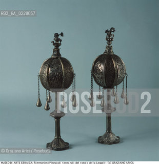 Nome:..MUSEO DI ARTE EBRAICA : RIMMONIM (PINNACOLI TERMINALI DEL ROTOLO DELLA LEGGE)..     ..Localizzazione:..VENEZIA / CANNAREGIO / CAMPO DEL GHETTO NOVO 2902/B / MUSEO DI ARTE EBRAICA  ..VENICE / CANNAREGIO / CAMPO GHETTO NOVO  2902/B / THE MUSEUM OF JEWISH ART     ..Soggetto:..RIMMONIM (PINNACOLI TERMINALI DEL ROTOLO DELLA LEGGE)   ..RIMMONIN (PINNACLES TO DECORATE THE TOP OF THE SCROLLS)   ..Cronologia:..SEC.XVII ..XVIIth CENTURY    ..Autore:......Stile:......Editori Stampatori:......Committenza:......Materia e Tecnica:..ARGENTO E SMALTI POLICROMI  ..SILVER AND POLYCHROME ENAMEL   ..Collocazione:......Note:......Riproduzione Fotografica:  ..Graziano Arici/Rosebud2 ....Copyright:..Graziano Arici/Rosebud2/....Data:..1994 ....Costo:..A....Key:..MUSEI  OGGETTI   ..MUSEUMS  OBJECTS..