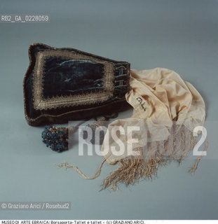 Nome:..MUSEO DI ARTE EBRAICA : BORSA PORTA-TALLET..     ..Localizzazione:..VENEZIA / CANNAREGIO / CAMPO DEL GHETTO NOVO 2902/B / MUSEO DI ARTE EBRAICA  ..VENICE / CANNAREGIO / CAMPO GHETTO NOVO  2902/B / THE MUSEUM OF JEWISH ART     ..Soggetto:..BORSA PORTA-TALLET / TALLET  ..TALLIT PURSE /  TALLIT  ..Cronologia:..SEC.XIX  ..XIXth CENTURY     ..Autore:......Stile:......Editori Stampatori:......Committenza:......Materia e Tecnica:..VELLUTO DI SETA E ARGENTO / CRESPO DI SETA  ..SILK VELVET AND SILVER / SILK SEERSUCKER   ..Collocazione:......Note:......Riproduzione Fotografica:  ..Graziano Arici/Rosebud2 ....Copyright:..Graziano Arici/Rosebud2/....Data:..1994 ....Costo:..A....Key:..MUSEI  OGGETTI   ..MUSEUMS  OBJECTS ..