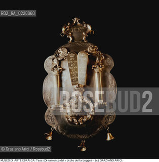 Nome:.. MUSEO DI ARTE EBRAICA : TASS (PICCOLO SCUDO CHE SI APPENDE AL ROTOLO DELLA LEGGE A SCOPO ORNAMENTALE)..   ..Localizzazione:..VENEZIA / CANNAREGIO / CAMPO DEL GHETTO NOVO 2902/B / MUSEO DI ARTE EBRAICA  ..VENICE / CANNAREGIO / CAMPO GHETTO NOVO  2902/B / THE MUSEUM OF JEWISH ART     ..Soggetto:..TASS (PICCOLO SCUDO CHE SI APPENDE AL ROTOLO DELLA LEGGE A SCOPO ORNAMENTALE)  ..TAS (ORNAMENTAL SILVER SHIELD HUNG ON THE TORAL SCROLL)  ..Cronologia:..SEC.XVIII  ..XVIIIth CENTURY   ..Autore:......Stile:......Editori Stampatori:......Committenza:......Materia e Tecnica:..ARGENTO ..SILVER   ..Collocazione:......Note:......Riproduzione Fotografica:  ..Graziano Arici/Rosebud2 ....Copyright:..Graziano Arici/Rosebud2/....Data:..1994 ....Costo:..A....Key:..MUSEI  OGGETTI   ..MUSEUMS  OBJECTS  ..