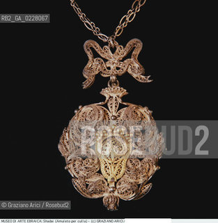 Nome:..MUSEO DI ARTE EBRAICA : SHADAI (AMULETO PER CULLA)..     ..Localizzazione:..VENEZIA / CANNAREGIO / CAMPO DEL GHETTO NOVO 2902/B / MUSEO DI ARTE EBRAICA  ..VENICE / CANNAREGIO / CAMPO GHETTO NOVO  2902/B / THE MUSEUM OF JEWISH ART     ..Soggetto:..SHADAI (AMULETO PER CULLA)  ..SHADAI (AMULET FOR A CRADLE)   ..Cronologia:..SEC. XVIII   ..XVIIIth CENTURY   ..Autore:......Stile:......Editori Stampatori:......Committenza:......Materia e Tecnica:..FILIGRANA DARGENTO E ARGENTO DORATO   ..SILVER FILIGREE AND SILVER GILT   ..Collocazione:......Note:......Riproduzione Fotografica:  ..Graziano Arici/Rosebud2 ....Copyright:..Graziano Arici/Rosebud2/....Data:..1994 ....Costo:..A....Key:..MUSEI  OGGETTI   ..MUSEUMS  OBJECTS  ..