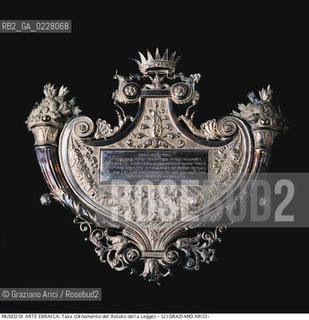Nome:..MUSEO DI ARTE EBRAICA : TASS (PICCOLO SCUDO CHE SI APPENDE AL ROTOLO DELLA LEGGE A SCOPO ORNAMENTALE) ..    ..Localizzazione:..VENEZIA / CANNAREGIO / CAMPO DEL GHETTO NOVO 2902/B / MUSEO DI ARTE EBRAICA  ..VENICE / CANNAREGIO / CAMPO GHETTO NOVO  2902/B / THE MUSEUM OF JEWISH ART     ..Soggetto:..TASS (PICCOLO SCUDO CHE SI APPENDE AL ROTOLO DELLA LEGGE A SCOPO ORNAMENTALE)  ..TAS (ORNAMENTAL SILVER SHIELD HUNG ON THE TORAL SCROLL)  ..Cronologia:..SEC. XIX  ..XIXth CENTURY    ..Autore:......Stile:......Editori Stampatori:......Committenza:......Materia e Tecnica:..ARGENTO   ..SILVER   ..Collocazione:......Note:......Riproduzione Fotografica:  ..Graziano Arici/Rosebud2 ....Copyright:..Graziano Arici/Rosebud2/....Data:..1994 ....Costo:..A....Key:..MUSEI  OGGETTI   ..MUSEUMS  OBJECTS  ..
