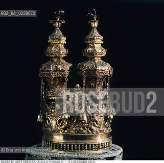 Nome:..MUSEO DI ARTE EBRAICA : ATARÀ (CORONA) E RIMMONIN (PUNTALI) -ADDOBBI DI UN ROTOLO DELLA LEGGE..        ..Localizzazione:..VENEZIA / CANNAREGIO / CAMPO DEL GHETTO NOVO 2902/B / MUSEO DI ARTE EBRAICA  ..VENICE / CANNAREGIO / CAMPO GHETTO NOVO  2902/B / THE MUSEUM OF JEWISH ART     ..Soggetto:..ATARÀ (CORONA) / RIMMONIN (PUNTALI) ADDOBBI DI UN ROTOLO DELLA LEGGE)   ..ATARAH (CROWN) / RIMMONIM (BELL CAPS) / (DECORATION FOR THE SCROLL OF THE TORAH)   ..Cronologia:..SEC.XIX  ..XIXth CENTURY    ..Autore:......Stile:......Editori Stampatori:......Committenza:......Materia e Tecnica:..ARGENTO E ARGENTO DORATO / ARGENTO  ..SILVER ANDSILVER GILT / SILVER   ....Collocazione:......Note:......Riproduzione Fotografica:  ..Graziano Arici/Rosebud2 ....Copyright:..Graziano Arici/Rosebud2/....Data:..1994 ....Costo:..A....Key:..MUSEI  OGGETTI   ..MUSEUMS  OBJECTS ..