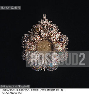 Nome:..MUSEO DI ARTE EBRAICA : SHADAI (AMULETO PER CULLA)..     ..Localizzazione:..VENEZIA / CANNAREGIO / CAMPO DEL GHETTO NOVO 2902/B / MUSEO DI ARTE EBRAICA  ..VENICE / CANNAREGIO / CAMPO GHETTO NOVO  2902/B / THE MUSEUM OF JEWISH ART     ..Soggetto:..SHADAI (AMULETO PER CULLA)  ..SHADAI (AMULET FOR A CRADLE)  ..Cronologia:..SEC. XIX   ..XIXth CENTURY    ..Autore:......Stile:......Editori Stampatori:......Committenza:......Materia e Tecnica:..FILIGRANA DARGENTO E PIETRE DURE  ..SILVER FILIGREE ..Collocazione:......Note:......Riproduzione Fotografica:  ..Graziano Arici/Rosebud2 ....Copyright:..Graziano Arici/Rosebud2/....Data:..1994 ....Costo:..A....Key:..MUSEI  OGGETTI   ..MUSEUMS  OBJECTS  ..