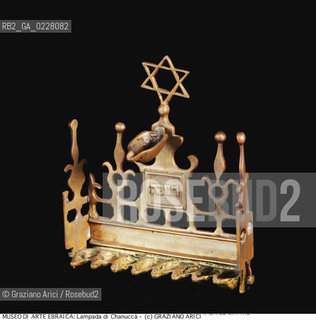 Nome:..MUSEO DI ARTE EBRAICA : LAMPADA DI CHANUCCÀ DA MURO  (CHANUKKAH) ..    ..Localizzazione:..VENEZIA / CANNAREGIO / CAMPO DEL GHETTO NOVO 2902/B / MUSEO DI ARTE EBRAICA  ..VENICE / CANNAREGIO / CAMPO GHETTO NOVO  2902/B / THE MUSEUM OF JEWISH ART     ..Soggetto:..LAMPADA DI CHANUCCÀ DA MURO  ( CHANUKKAH )  ..HANUKAH  LAMP   ..Cronologia:..SEC.XIX   ..XIXth CENTURY     ..Autore:......Stile:......Editori Stampatori:......Committenza:......Materia e Tecnica:..BRONZO  ..BRONZE  ..Collocazione:......Note:......Riproduzione Fotografica:  ..Graziano Arici/Rosebud2 ....Copyright:..Graziano Arici/Rosebud2/....Data:..1994 ....Costo:..A....Key:..MUSEI  OGGETTI   RITI  ..MUSEUMS  OBJECTS  RITES  ..