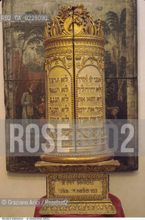 Caption: Nome:..MUSEO DI ARTE EBRAICA : TIQ (CUSTODIA PER IL ROTOLO DELLA LEGGE)..    ..Localizzazione:..VENEZIA / CANNAREGIO / CAMPO DEL GHETTO NOVO 2902/B / MUSEO DI ARTE EBRAICA  ..VENICE / CANNAREGIO / CAMPO GHETTO NOVO  2902/B / THE MUSEUM OF JEWISH ART     ..Soggetto:..TIQ (CUSTODIA PER IL ROTOLO DELLA LEGGE)  ..TIK (CYLINDRICAL CASE FOR THE TORAH)  ..Cronologia:..SEC.XVIII  ..XVIIIth CENTURY     ..Autore:......Stile:......Editori Stampatori:......Committenza:......Materia e Tecnica:..LEGNO DORATO ..GILDED WOOD   ..Collocazione:......Note:......Riproduzione Fotografica:  ..Graziano Arici/Rosebud2 ....Copyright:..Graziano Arici/Rosebud2/....Data:..1994 ....Costo:..A....Key:..MUSEI  OGGETTI   ..MUSEUMS  OBJECTS