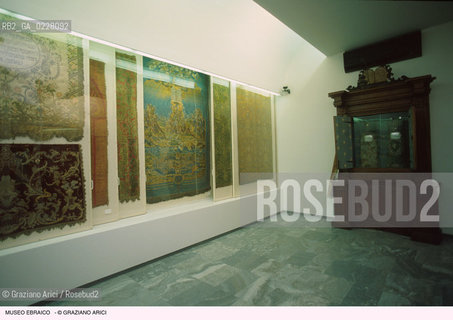 Caption: Nome:..MUSEO DI ARTE EBRAICA : SALA..     ..Localizzazione:..VENEZIA / CANNAREGIO / CAMPO DEL GHETTO NOVO 2902/B / MUSEO DI ARTE EBRAICA  ..VENICE / CANNAREGIO / CAMPO GHETTO NOVO  2902/B / THE MUSEUM OF JEWISH ART     ..Soggetto:..SALA  ..ROOM  ..Cronologia:..  ....Autore:......Stile:......Editori Stampatori:......Committenza:......Materia e Tecnica:......Collocazione:......Note:......Riproduzione Fotografica:  ..Graziano Arici/Rosebud2 ....Copyright:..Graziano Arici/Rosebud2/....Data:..1994 ....Costo:..A....Key:..MUSEI  ..MUSEUMS