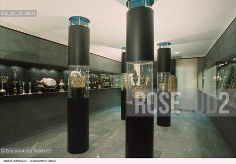 Caption: Nome:.. MUSEO DI ARTE EBRAICA : SALA..    ..Localizzazione:..VENEZIA / CANNAREGIO / CAMPO DEL GHETTO NOVO 2902/B / MUSEO DI ARTE EBRAICA  ..VENICE / CANNAREGIO / CAMPO GHETTO NOVO  2902/B / THE MUSEUM OF JEWISH ART     ..Soggetto:..SALA ..ROOM  ..Cronologia:..SEC. XX  METÀ ..XXth CENTURY     ..Autore:......Stile:......Editori Stampatori:......Committenza:......Materia e Tecnica:......Collocazione:......Note:......Riproduzione Fotografica:  ..Graziano Arici/Rosebud2 ....Copyright:..Graziano Arici/Rosebud2/....Data:..1994 ....Costo:..A....Key:..MUSEI  ..MUSEUMS