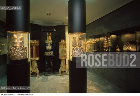 Caption: Nome:.. MUSEO DI ARTE EBRAICA : SALA..    ..Localizzazione:..VENEZIA / CANNAREGIO / CAMPO DEL GHETTO NOVO 2902/B / MUSEO DI ARTE EBRAICA  ..VENICE / CANNAREGIO / CAMPO GHETTO NOVO  2902/B / THE MUSEUM OF JEWISH ART     ..Soggetto:..SALA ..ROOM  ..Cronologia:..SEC. XX  METÀ ..XXth CENTURY     ..Autore:......Stile:......Editori Stampatori:......Committenza:......Materia e Tecnica:......Collocazione:......Note:......Riproduzione Fotografica:  ..Graziano Arici/Rosebud2 ....Copyright:..Graziano Arici/Rosebud2/....Data:..1994 ....Costo:..A....Key:..MUSEI  ..MUSEUMS