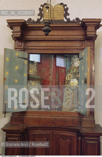 Caption: Nome:..MUSEO DI ARTE EBRAICA : ARON CON ADDOBBI..     ..Localizzazione:..VENEZIA / CANNAREGIO / CAMPO DEL GHETTO NOVO / MUSEO DI ARTE EBRAICA  ..VENICE / CANNAREGIO / CAMPO GHETTO NOVO  / THE MUSEUM OF JEWISH ART     ..Soggetto:..ARON CON ADDOBBI..Cronologia:..XVIII SEC. FINE  ..XVIIIth CENTURY   ..Autore:......Stile:......Editori Stampatori:......Committenza:......Materia e Tecnica:......Collocazione:......Note:......Riproduzione Fotografica:  ..Graziano Arici/Rosebud2 ....Copyright:..Graziano Arici/Rosebud2/....Data:..1994 ....Costo:..A....Key:..RITI MUSEI ..RITES  MUSEUMS