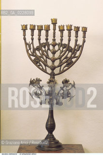 Caption: Nome:..MUSEO DI ARTE EBRAICA : LAMPADA DI CHANUCCÀ  (CHANUKKAH) ..    ..Localizzazione:..VENEZIA / CANNAREGIO / CAMPO DEL GHETTO NOVO 2902/B / MUSEO DI ARTE EBRAICA  ..VENICE / CANNAREGIO / CAMPO GHETTO NOVO  2902/B / THE MUSEUM OF JEWISH ART     ..Soggetto:..LAMPADA DI CHANUCCÀ  (CHANUKKAH)  ..HANUKAH LAMP  ..Cronologia:..SEC.XIX  ..XIXth CENTURY    ..Autore:......Stile:......Editori Stampatori:......Committenza:......Materia e Tecnica:..BRONZO  ..BRONZE  ..Collocazione:......Note:......Riproduzione Fotografica:  ..Graziano Arici/Rosebud2 ....Copyright:..Graziano Arici/Rosebud2/....Data:..1994 ....Costo:..A....Key:..MUSEI OGGETTI   RITI  ..MUSEUMS  OBJECTS  RITES