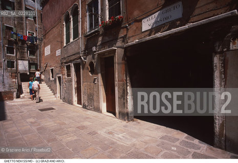 Nome:..GHETTO NOVISSIMO :  SOTTOPORTICO DI ACCESSO AL GHETTO..     ..Localizzazione:..VENEZIA / CANNAREGIO / GHETTO NOVISSIMO  ..VENICE / CANNAREGIO  / GHETTO NOVISSIMO     ..Soggetto:..CASE  ..HOUSES  ..Cronologia:..  ....Autore:......Stile:......Editori Stampatori:......Committenza:......Materia e Tecnica:......Collocazione:......Note:......Riproduzione Fotografica:  ..Graziano Arici/Rosebud2 ....Copyright:..Graziano Arici/Rosebud2/....Data:..1994 ....Costo:..A....Key:..ESTERNI  ..EXTERIORS  ..