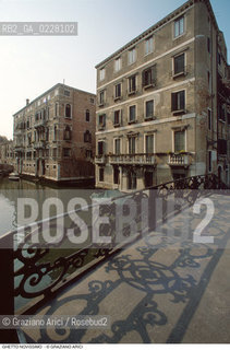 Caption: Nome:..GHETTO NOVISSIMO : PALAZZO TREVES E PALAZZO VIVANTE FACCIATA SU RIO S. GIROLAMO..     ..Localizzazione:..VENEZIA / CANNAREGIO / GHETTO NOVISSIMO  ..VENICE / CANNAREGIO  / GHETTO NOVISSIMO     ..Soggetto:..PALAZZO TREVES E PALAZZO VIVANTE FACCIATA SU RIO S. GIROLAMO  ..FAÇADE ON THE RIO S. GIROLAMO ..Cronologia:..  ....Autore:......Stile:......Editori Stampatori:......Committenza:......Materia e Tecnica:......Collocazione:......Note:......Riproduzione Fotografica:  ..Graziano Arici/Rosebud2 ....Copyright:..Graziano Arici/Rosebud2/....Data:..1994 ......Costo:..A....Key:..CASA  ESTERNI  ..HOUSE  EXTERIORS