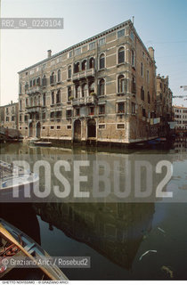 Caption: Nome:..GHETTO NOVISSIMO : PALAZZO TREVES E PALAZZO VIVANTE FACCIATA SU RIO S. GIROLAMO..     ..Localizzazione:..VENEZIA / CANNAREGIO / GHETTO NOVISSIMO  ..VENICE / CANNAREGIO  / GHETTO NOVISSIMO     ..Soggetto:..PALAZZO TREVES E PALAZZO VIVANTE FACCIATA SU RIO S. GIROLAMO  ..FAÇADE ON THE RIO S. GIROLAMO  ..Cronologia:..  ....Autore:......Stile:......Editori Stampatori:......Committenza:......Materia e Tecnica:......Collocazione:......Note:......Riproduzione Fotografica:  ..Graziano Arici/Rosebud2 ....Copyright:..Graziano Arici/Rosebud2/....Data:..1994 ....Costo:..A....Key:..CASA  ESTERNI  ..HOUSE  EXTERIORS