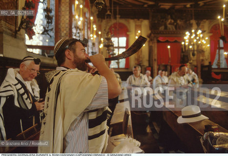 Caption: Nome:..SCUOLA GRANDE SPAGNOLA  : SI SUONA LO SHOFFAR (CORNO) DURANTE LA PREGHIERA DEL MATTINO NEL PERIODO DEL ROSH HASHANAH (CAPODANNO EBRAICO)..   ..Localizzazione:..VENEZIA / CANNAREGIO / GHETTO VECCHIO / SCUOLA GRANDE SPAGNOLA  ..VENICE /  CANNAREGIO / GHETTO VECCHIO / SCUOLA GRANDE SPAGNOLA    ..Soggetto:..SINAGOGA / PREGHIERA DEL MATTINO DURANTE IL ROSH HASHANAH (CAPODANNO EBRAICO) / TALLETH SHOFFAR (CORNO)   ..SYNAGOGUE / MORNING PRAYER DURING THE ROSH HASHANAH / TALLIT   ..Cronologia:..  ....Autore:......Stile:......Editori Stampatori:......Committenza:......Materia e Tecnica:......Collocazione:......Note:......Riproduzione Fotografica:  ..Graziano Arici/Rosebud2 ....Copyright:..Graziano Arici/Rosebud2/....Data:..1994 ....Costo:..A....Key:..RITI  ..RITES