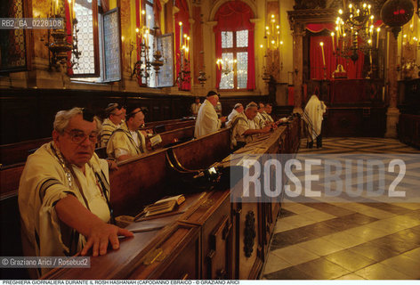 Caption: Nome:..SCUOLA GRANDE SPAGNOLA  : PREGHIERA DEL MATTINO DURANTE IL ROSH HASHANAH (CAPODANNO EBRAICO).. ..Localizzazione:..VENEZIA / CANNAREGIO / GHETTO VECCHIO / SCUOLA GRANDE SPAGNOLA  ..VENICE /  CANNAREGIO / GHETTO VECCHIO / SCUOLA GRANDE SPAGNOLA  ..Soggetto:..SINAGOGA / PREGHIERA DEL MATTINO DURANTE IL ROSH HASHANAH (CAPODANNO EBRAICO) / TALLETH   ..SYNAGOGUE / MORNING PRAYER DURING THE ROSH HASHANAH / TALLIT   ..Cronologia:..  ....Autore:......Stile:......Editori Stampatori:......Committenza:......Materia e Tecnica:......Collocazione:......Note:......Riproduzione Fotografica:  ..Graziano Arici/Rosebud2 ....Copyright:..Graziano Arici/Rosebud2/....Data:..1994 ....Costo:..A....Key:..RITI..RITES