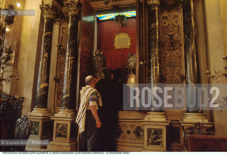 Caption: Nome:..SCUOLA GRANDE SPAGNOLA  : RICOLLOCAZIONE DELLA TORAH NELLARON (ARCA SANTA)  DURANTE IL ROSH HASHANAH (CAPODANNO EBRAICO)..   ..Localizzazione:..VENEZIA / CANNAREGIO / GHETTO VECCHIO / SCUOLA GRANDE SPAGNOLA  ..VENICE /  CANNAREGIO / GHETTO VECCHIO / SCUOLA GRANDE SPAGNOLA    ..Soggetto:..SINAGOGA / PREGHIERA DEL MATTINO DURANTE IL ROSH HASHANAH (CAPODANNO EBRAICO) / TALLETH RICOLLOCAZIONE DELLA TORAH NELLARON (ARCA SANTA)  ..SYNAGOGUE / MORNING PRAYER DURING THE ROSH HASHANAH / TALLIT  REPLACEMENT OF THE TORAH IN THE ARON (HOLY ARK)  ..Cronologia:..  ....Autore:......Stile:......Editori Stampatori:......Committenza:......Materia e Tecnica:......Collocazione:......Note:......Riproduzione Fotografica:  ..Graziano Arici/Rosebud2 ....Copyright:..Graziano Arici/Rosebud2/....Data:..1994 ....Costo:..A....Key:..RITI..RITES
