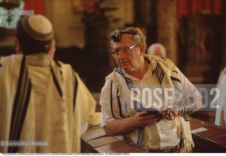 Caption: Nome:..SCUOLA GRANDE SPAGNOLA  : PREGHIERA DEL MATTINO DURANTE IL ROSH HASHANAH (CAPODANNO EBRAICO)..    ..Localizzazione:..VENEZIA / CANNAREGIO / GHETTO VECCHIO / SCUOLA GRANDE SPAGNOLA  ..VENICE /  CANNAREGIO / GHETTO VECCHIO / SCUOLA GRANDE SPAGNOLA    ..Soggetto:..SINAGOGA / PREGHIERA DEL MATTINO DURANTE IL ROSH HASHANAH (CAPODANNO EBRAICO) / TALLETH  TEFFILIN  ..SYNAGOGUE / MORNING PRAYER DURING THE ROSH HASHANAH / TALLIT   ..Cronologia:..  ....Autore:......Stile:......Editori Stampatori:......Committenza:......Materia e Tecnica:......Collocazione:......Note:......Riproduzione Fotografica:  ..Graziano Arici/Rosebud2 ....Copyright:..Graziano Arici/Rosebud2/....Data:..1994 ....Costo:..A....Key:..RITI..RITES