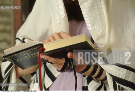 Caption: Nome:..PREGHIERA GIORNALIERA : CON I TEFFILIN E IL TALLETH..     ..Localizzazione:..VENEZIA / CANNAREGIO / GHETTO VECCHIO  ..VENICE /  CANNAREGIO / GHETTO VECCHIO     ..Soggetto:..RELIGIONE EBRAICA / PREGHIERA GIORNALIERA / TEFFILIN / TALLETH  ..JEWISH RELIGION /  DAILY PRAYER / TEFFILIN / TALLIT  ..Cronologia:..  ....Autore:......Stile:......Editori Stampatori:......Committenza:......Materia e Tecnica:......Collocazione:......Note:......Riproduzione Fotografica:  ..Graziano Arici/Rosebud2 ....Copyright:..Graziano Arici/Rosebud2/....Data:..1994 ....Costo:..A....Key:..RITI..RITES
