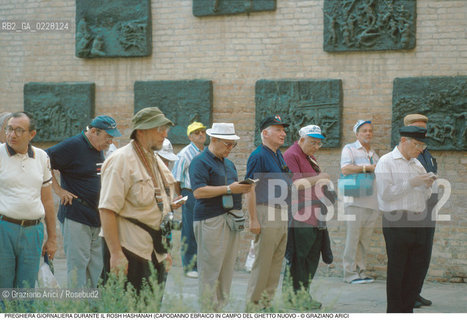 Caption: Nome:..PREGHIERA GIORNALIERA  DI UN GRUPPO DI EBREI AMERICANI PRESSO IL MONUMENTO ALLOLOCAUSTO..     ..Localizzazione:..VENEZIA / CANNAREGIO / GHETTO NUOVO   ..Soggetto:..PREGHIERA GIORNALIERA PRESSO IL MONUMENTO ALLOLOCAUSTO   ..PRAYER  BY THE HOLOCAUST MEMORIAL  ..Cronologia:..  ....Autore:......Stile:......Editori Stampatori:......Committenza:......Materia e Tecnica:......Collocazione:......Note:......Riproduzione Fotografica:  ..Graziano Arici/Rosebud2 ....Copyright:..Graziano Arici/Rosebud2/....Data:..1994 ....Costo:..A....Key:..RITI..RITES