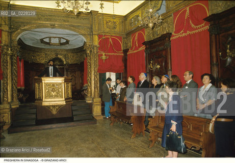 Caption: Nome:..SCUOLA CANTON : PREGHIERA ..     ..Localizzazione:..VENEZIA / CANNAREGIO / GHETTO VECCHIO / SCUOLA CANTON  ..  ..Soggetto:..SINAGOGA / RELIGIONE EBRAICA / PREGHIERA ..Cronologia:..  ....Autore:......Stile:......Editori Stampatori:......Committenza:......Materia e Tecnica:......Collocazione:......Note:......Riproduzione Fotografica:  ..Graziano Arici/Rosebud2 ....Copyright:..Graziano Arici/Rosebud2/....Data:..1994 ....Costo:..A....Key:..RITI..RITES