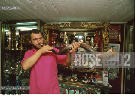 Caption: Nome:..SI PROVA IL SUONO DELLO SHOFFAR (CORNO) DURANTE LA PREGHIERA DEL MATTINO NEL PERIODO DEL ROSH HASHANAH (CAPODANNO EBRAICO)..   ..Localizzazione:..VENEZIA / CANNAREGIO / GHETTO VECCHIO /..SPAGNOLA    ..Soggetto:..SHOFFAR (CORNO)     ..Cronologia:..  ....Autore:......Stile:......Editori Stampatori:......Committenza:......Materia e Tecnica:......Collocazione:......Note:......Riproduzione Fotografica:  ..Graziano Arici/Rosebud2 ....Copyright:..Graziano Arici/Rosebud2/....Data:..1994 ....Costo:..A....Key:..RITI  ..RITES