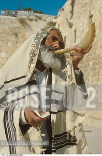 Caption: Nome:..PREGHIERA GIORNALIERA DURANTE IL ROSH HASHANAH (CAPODANNO EBRAICO) : IL RABBINO SUONA LO SHOFAR (CORNO DARIETE)..      ..Localizzazione:..GERUSALEMME ( ISRAELE ) MURO DEL PIANO..Soggetto:..RELIGIONE EBRAICA / PREGHIERA GIORNALIERA DURANTE IL ROSH HASHANAH (CAPODANNO EBRAICO) /  RABBINO SUONA LO SHOFAR (CORNO DARIETE)   ..SYNAGOGUE / JEWISH RELIGION / DAILY PRAYER DURING THE ROSH HASHANAH  /A RABBI PLAYIS THE SHOFAR (RAMS HORN)    ..Cronologia:..  ....Autore:......Stile:......Editori Stampatori:......Committenza:......Materia e Tecnica:......Collocazione:......Note:......Riproduzione Fotografica:  ..Graziano Arici/Rosebud2 ....Copyright:..Graziano Arici/Rosebud2/....Data:..1994 ....Costo:..A....Key:..RITI..RITES